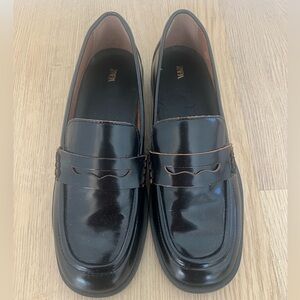 Zara Women’s Black Slip-On Loafers